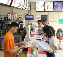 保障網(wǎng)絡(luò)餐飲服務(wù)食品安全，我們?cè)谛袆?dòng)